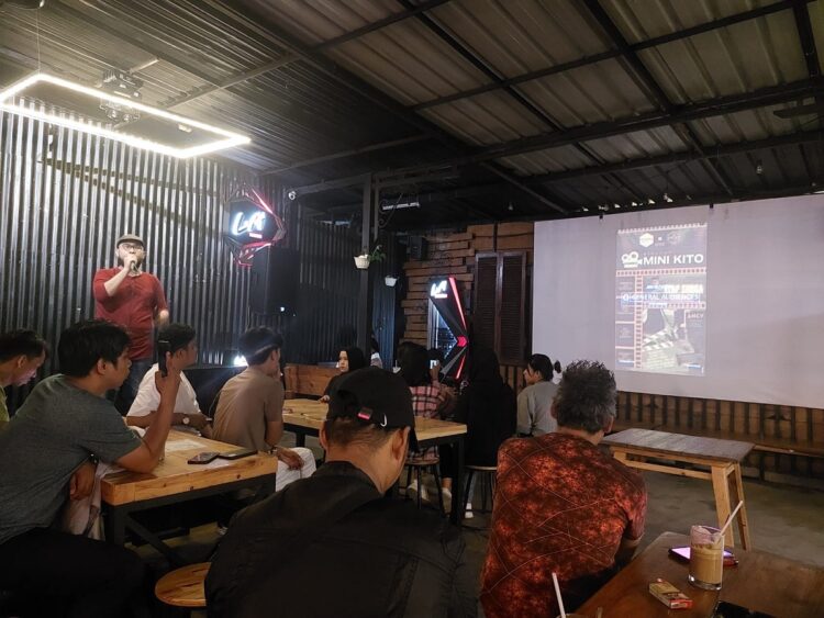 Mati Suri Sejak 2019, Bioskop Mini Kito Lahir Kembali 1 PERDANA— Program Bioskop Mini Kito yang sempat mati suri sejak tahun 2019, kini kembali hadir di Kota Padang. Untuk gelar perdananya digelar di Cafe Kopi Boy, Minggu malam (18/6).