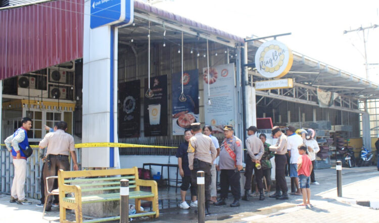 Toko Roti Kebakaran Gegara Selang Tabung Gas Bocor 1 KEBAKARAN— Petugas Damkar melakukan penyemprotan air untuk memadamkan api yang membakar toko roti di Jalan Andalas, Kecamatan Padang Timur.