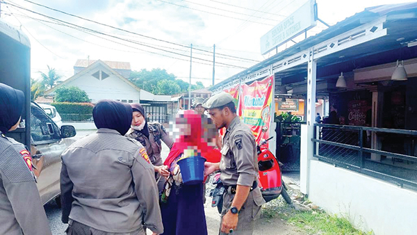 Ibu Bawa Bayi 5 Bulan Mengemis di Perempatan Lampu Merah di Kota Padang 1 BAWA BAYI MENGEMIS— Petugas Satpol PP mengamankan seorang ibu berusia 44 tahun, membawa bayinya yang masih berumur 5 bulan untuk mengemis di perempatan lampu merah, di jalan Bagindo Aziz Chan, Senin (26/6).