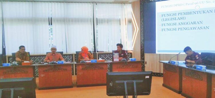 DPMM Fakultas Hukum UBH Datangi DPRD Sumbar, Pelajari Tupoksi Anggota Dewan 1 MENJELASKAN--Wakil Ketua DPRD Sumbar, Irsyad Safar memberikan penjelasan kepada Dewan Perwakilan Masyarakat Mahasiswa (DPMM) Universitas Bung Hatta (UBH) terkait soal tupoksi anggota DPRD Sumbar.