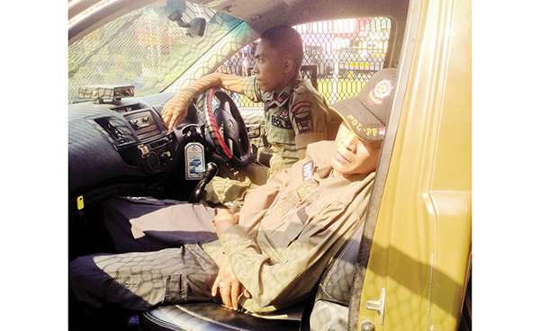 BUAT LAPORAN— Sejumlah anggota Satpol PP Kota Padang mengalami luka-luka akibat terjadinya bentrokan saat dilakukan penertiban di kawasan Pantai Padang. Kamis (22/6), Kabid Ketertiban Umum dan Ketertiban Masyarakat Satpol PP Kota Padang Rozaldi Rosman, membuat laporan resmi  ke SPKT Polresta Padang.