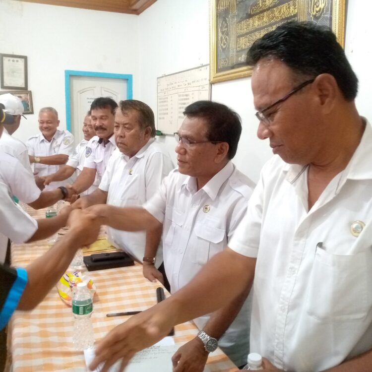 RAT Koperbam Telukbayur Usai, Chandra: Terima Kasih, Ini Penyelenggaraan RAT Paling Apik dan Bertabur Hadiah 1 RAT SELESAI—Ketua Koperbam Chandra, Sekretaris Nursal Uce, M, SH, Bendahara Muhardi dan pengurus lain bersalaman usai menggelar rapat KRK, Senin (5/6).