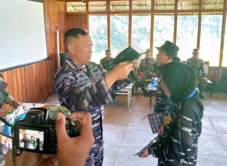 PELATIHAN BUDIDAYA KERAPU BEBEK— Wadanlantamal, Kolonel Marinir Arinto Beny Sarana, pakaikan topi peserta pelatihan Ketahanan Pangan Budidaya Ikan Kerapu Bebek TA 2023, di Desa Sungai Nyalo, Kecamatan Nagari XI Tarusan, tepatnya di Pandan View Cottage.