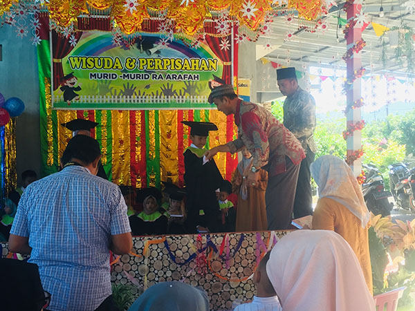 Wisuda ke 22 Santri RA Arafah Korong Gadang Berlangsung Meriah