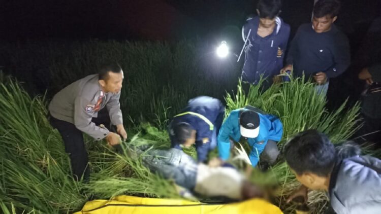 OLAH TKP— Polisi melakukan olah TKP kasus penemuan mayat di Nagari Duo Koto, Kecamatan Tanjung Raya, Kabupaten Agam.