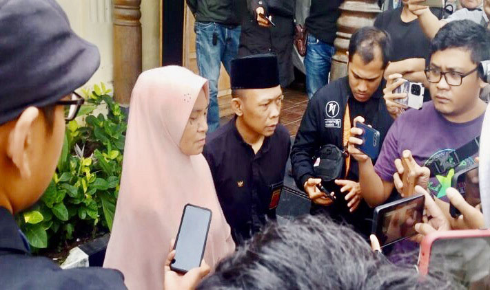Buntut Pernyataan ada Inses Ibu dan Anak, Wali Kota Bukittinggi Erman Safar Dipolisikan 1 MELAPOR— Ninik mamak dari LANK dan PPNK melaporkan Wali Kota Bukittinggi ke Mapolresta Bukittinggi. Sementara, ibu yang dituduh melakukan inses dengan anaknya, EY juga ikut melaporkan Erman Safar.