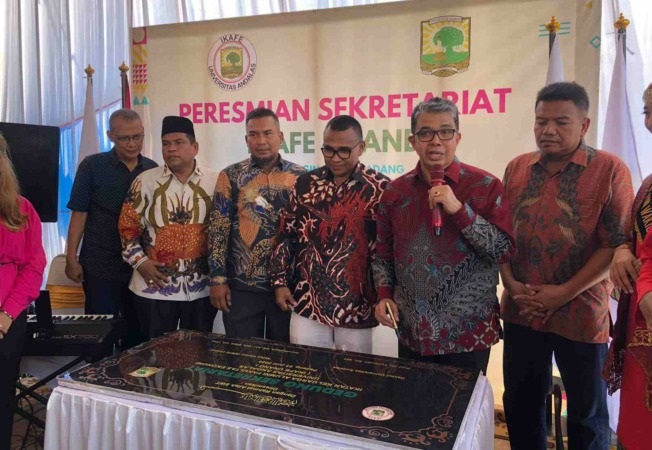 Sekretariat IKAFE Unand Diresmikan 1 RESMI MENEMPATI— Ikatan Alumni Fakultas Ekonomi Universitas Andalas (IKAFE Unand) resmi menempati Sekretariat Bersama (Sekber) di Jln Beringin Raya No 39 Lolong Kota Padang.