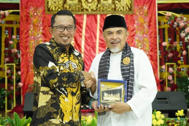 Pengurus IKBT Jabodetabek 2023-2026 Dikukuhkan 1 SERAHKAN CENDERA MATA— Bupati Eka Putra serahkan cedera mata pada Ketua IKBT Jabodetabek.