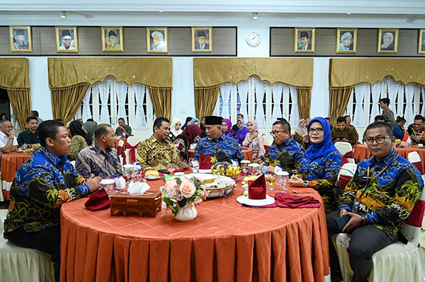 RAMAHTAMAH—Gubernur Mahyeldi saat malam Temu Ramah Tamah dengan Petani ASEAN dan Mitra ASEAN di Auditorium Gubernuran Sumbar, Selasa malam (13/6).