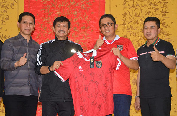 MALAM KEAKRABAN— Wali Kota Padang Hendri Septa menjamu sekaligus menggelar malam keakraban bersama Coach Indra Syafri dan dihadiri seluruh insan sepakbola Kota Padang di Palanta Kediaman Resmi Wali Kota, Sabtu (24/6) malam.