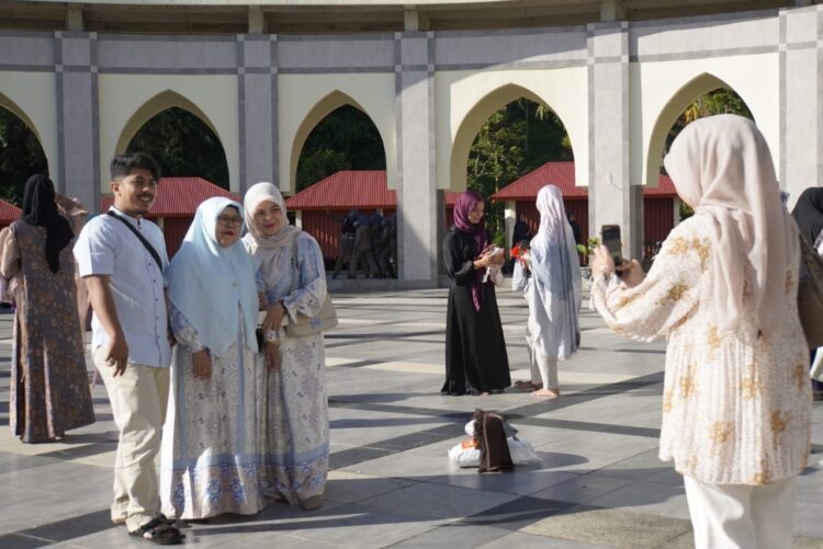 Islamic Center jadi Spot Favorit Berfoto Usai Shalat Idul Adha 1 Islamic Center Jadi Spot Favorit Berfoto Usai Shalat Iduladha