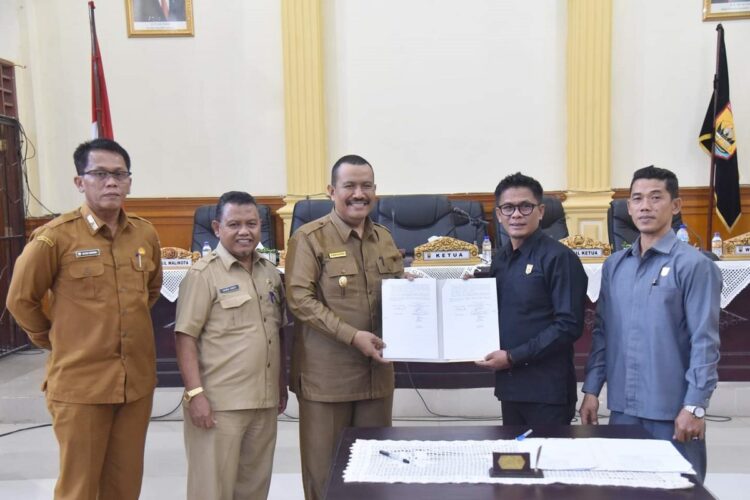 TERIMA—Wawako Mardison Mahyuddin  saat terima LKPD dan diserahkan kepada ketua DPRD.