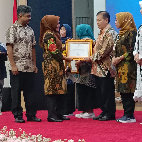 PENGHARGAAN—Kepala Dinas Kesehatan Kabupaten Padangpariaman  H. Aspinuddin, saat menerima penghargaan.