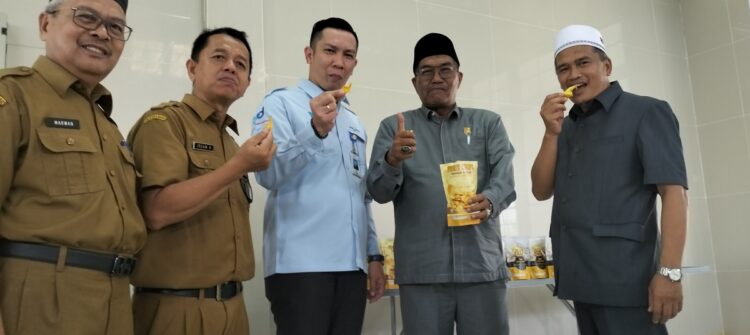Jaswandi Cicipi Kelezatan Produk Fruit Chip Cubadak Masiak 1 Jaswandi Cicipi Kelezatan Produk Fruit Chip Cubadak Masiak