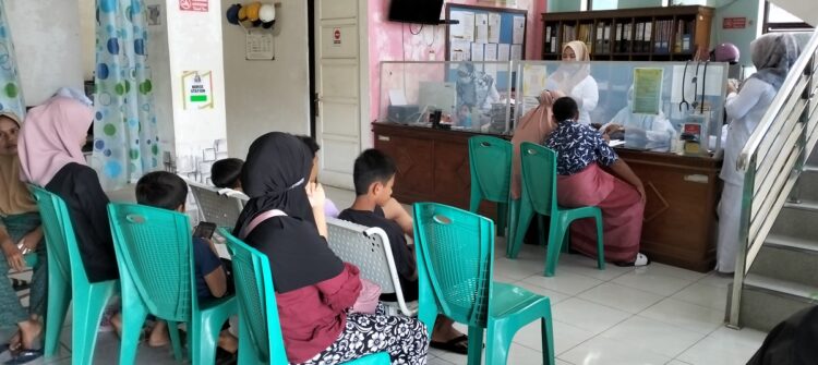 SUNATAN MASSAL— Sejumlah murid SD dan orangtua antrian mendaftar untuk sunatan massal gratis yang digelar oleh PTBA.