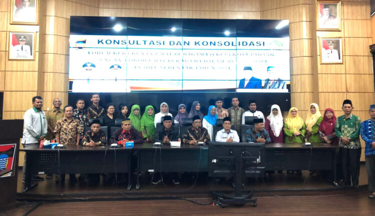 Jelang Pemilu 2024, Unsur Agama Jangan Dipolitisi 1 KONSOLIDASI— Kepala Kantor Kesatuan Bangsa dan Politik (Kesbangpol) Kota Padang Tarmizi, membuka kegiatan konsolidasi dan konsultasi Forum Kerukunan Umat Beragama (FKUB) Kota Padang dengan tokoh umat beragama dalam menghadapi pemilu serentak tahun 2024, di Balaikota Padang.
