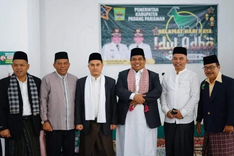 FOTO BERSAMA— Bupati Suhatri Bur dan Wabup Rahmang foto bersama usai shalat Idul Adha.