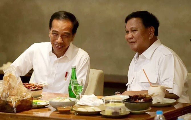 Elite Gerindra Yakin Gestur Politik Jokowi Dukung Prabowo 1 DISKUSI— Presiden Jokowi berdisukui dengan Menhan Prabowo Subianto.