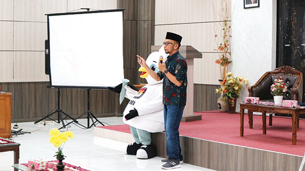 KPU Bukittinggi Goes To Campus, Gandeng GenZ dan Milenial Nyoblos di TPS 1 SOSIALISASI— Plh Ketua KPU Kota Bukittinggi, Rifa Yanas sebagai pengarah sosialisasi yang digelar di Aula Lantai 3 Kampus UMNatsir Yarsi Bukittinggi, Jumat (23/6).