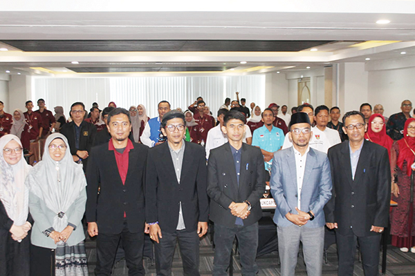 RAPAT PLENO TERBUKA— Komisioner KPU Bukitinggi saat Rapat Pleno Terbuka rekapitulasi dan penetapan DPT Pemilu 2024 tingkat Kota Bukittinggi yang dihadiri perwakilan Parpol, Bawaslu, Forkopimda dan petugas Pantarlih se-Bukittinggi, Rabu (21/6).