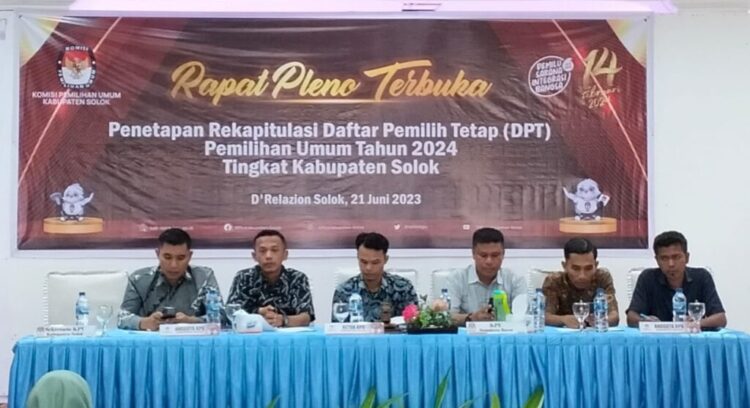 Terbanyak Pemilih Perempuan, DPT Pemilu 2024 Kabupaten Solok 287.151 Pemilih 1 RAPAT PLENO TERBUKA— Rapat pleno terbuka penetapan rekapitulasi DPT Pemilu 2024 Kabupaten Solok.