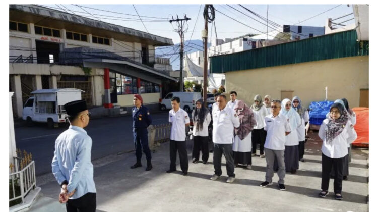 APEL RUTIN— Keluarga besar KPU Kota Bukittinggi, melaksanakan apel rutin di halaman kantor KPU Kota Bukittinggi, Senin (19/6).