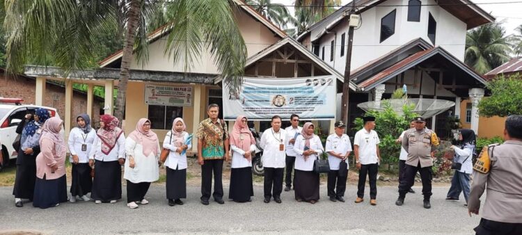 Aspinuddin: Inovasi Bidan dan Puskemas Serta RSUD Dinilai Provinsi Sumbar 1 PENILAIAN TIM PROVINSI— Kepala Dinas Kesehatan Padangpariaman Aspinuddin menerima kedatangan tim penilai Provinsi Sumbar.