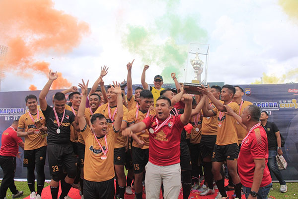 JUARA—PS Satbrimob rayakan kemenangannya usai menjuarai Turnamen Sepak Bola Piala Kapolda Sumbar.