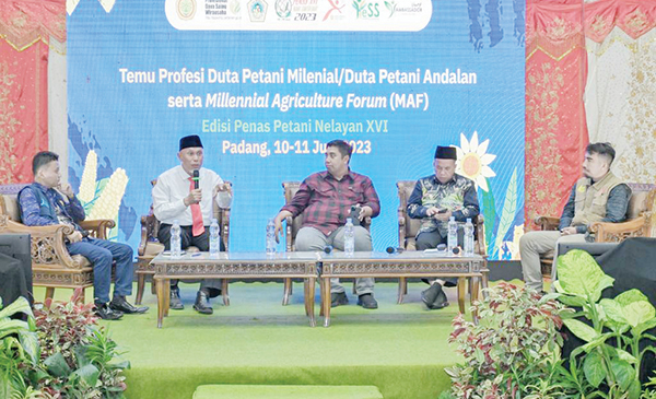 TEMU PROFESI— Gubernur Sumbar, Mahyeldi Ansharullah bersama Kepala BPPSDMP Kementan, Dedi Nursyamsi dan saat kegiatan Temu Profesi Duta Petani Milenial/Duta Petani Andalan serta MAF Edisi Penas Nelayan XVI di Gedung Bagindo Aziz Chan, Aia Pacah, Padang, Sabtu (10/6).