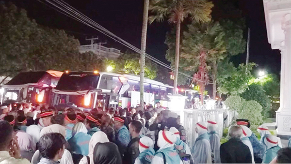 Keberangkatan ke Arab Saudi Dipercepat 295 Calon Haji Bukittinggi Dilepas Wako 1 PELEPASAN CJH— Sebanyak 295 CJH Bukittinggi dilepas Wali Kota Erman Safar, Minggu (18/6) dini hari menuju Embakasi Padang.