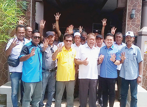 Silaturahmi Ketua DPD Partai Golkar Kota Padang, M Iqra Chissa: Nursal Uce Miliki Potensi Besar 1 SILATURAHMI— Ketua DPD P Golkar M Iqra, sesepuh Golkar Chandra, Nursal Uce, M, SH dan timnya usai silaturahmi Selasa (6/6).