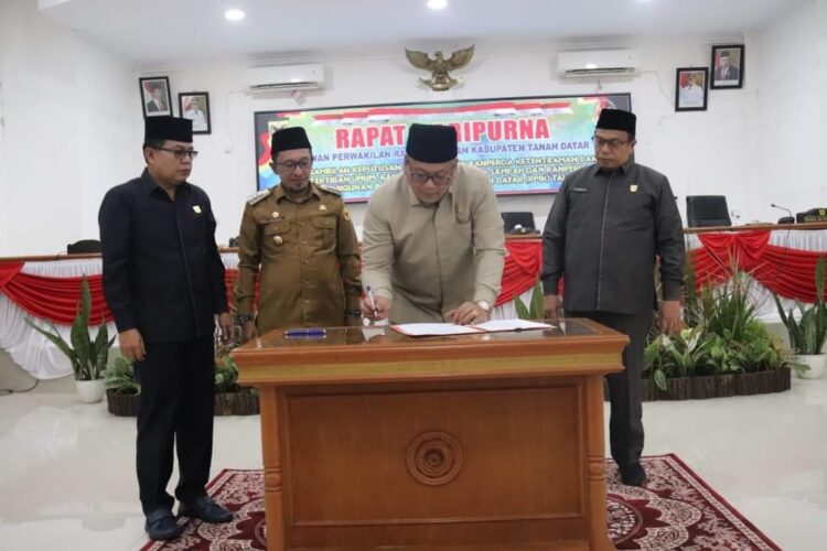 Tiga Ranperda Disetujui Menjadi Perda, Bupati Eka Putra Sampaikan Ucapan Terima Kasih 1 KESEPAKATAN—Ketua DPRD H. Roni Mulyadi. Dt Bungsu menanda tangani kesepakatan.