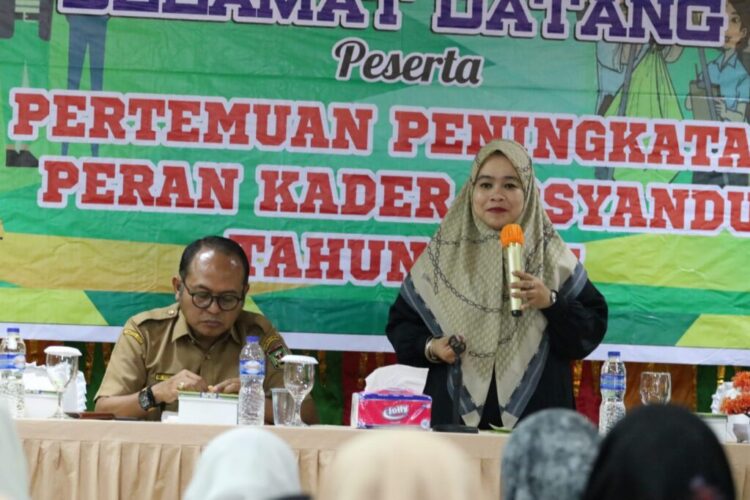 NARASUMBER—Ketua TP-PKK Sijunjung, Ny Riri Benny Dwifa selaku narasumber mengapresiasi terhadap Dinas Kesehatan Sijunjung, dalam meningkatkan kapasitas kader posyandu.