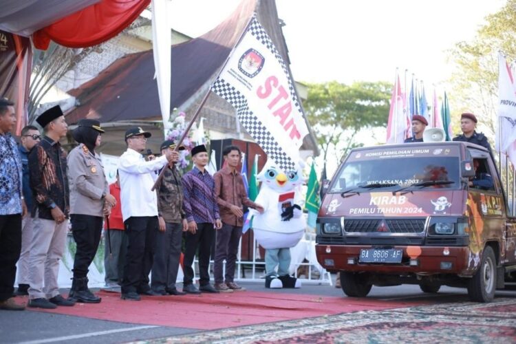 Kirab Pemilu Tiba di Kota Payakumbuh 1 KIRAB— Pj Wali Kota Rida Ananda angkat bendera star melepas kirab Pemilu 2024 mendatang.