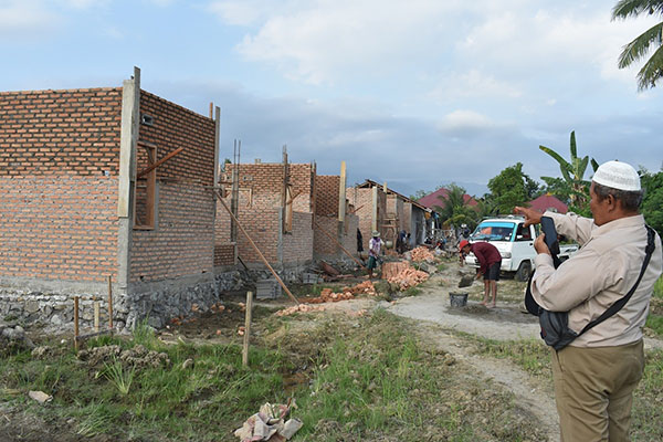 Rumah Subsidi PT Farensa Ardina Abadi, Tahap 9 Dibangun di Parak Karambia 1 LOKASI TAHAP 9— Komisaris Utama PT Farensa Ardina Abadi, H. Irmansyah (Buyung Aman) sedang meninjau lokasi pembangunan rumah subsidi tahap 9 di Parak Karambia, Kampung Jua.