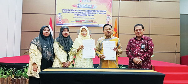 TANDATANGAN MOU— Tingkatkan partisipasi pengawasan Pemilu tahun 2024, Bawaslu Provinsi Sumbar menandatangani Memorandum of Understanding (MoU) dengan PW Nasyiatul ‘Aisyiyah Sumbar di Hotel Truntum Padang, Kamis, (8/6).