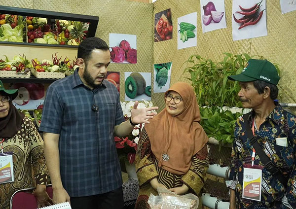 SEMANGATI—Wali Kota, H. Fadly Amran, BBA Datuak Paduko Malano semangati penjaga stand Padang panjang di Penas Tani.