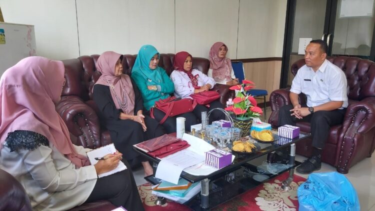 PERSIAPAN PELANTIKAN— Kadis Sosial Payakumbuh Irwan Suwandi, merampungkan persiapan jelang pelantikan LKKS Kota Payakumbuh.