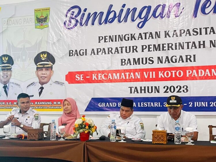 Perangkat Nagari harus Ikut Lakukan Pengawasan 1 ARAHAN—Bupati Padangpariaman Suhatri Bur saat berikan arahan pada acara pembekalan aparatur nagari dan Bamus Nagari se-Kecamatan VII Koto Padang Sago.