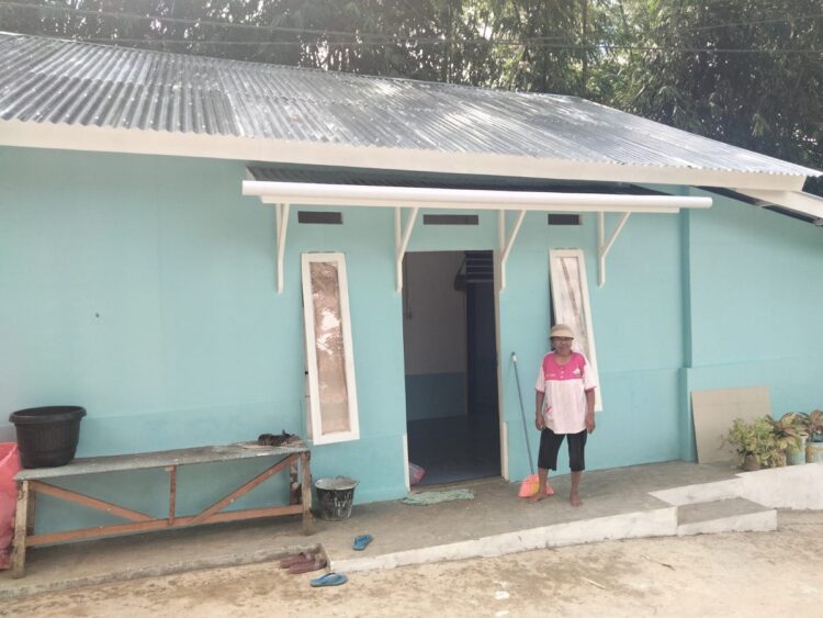 Latsitardanus XLIII Bawa Berkah, Eni Tidak lagi Tinggal di Rumah Berdinding Terpal 1 GANTI DINDING— Rumah Eni yang dulu hanya berdinding terpal dan selalu diserang hawa dingin di kala malam, saat ini telah berganti berdinding GGRC dengan ornamen cat biru muda yang rapi. Rumah Eni berubah menjadi rumah yang layak huni dalam waktu dua minggu.