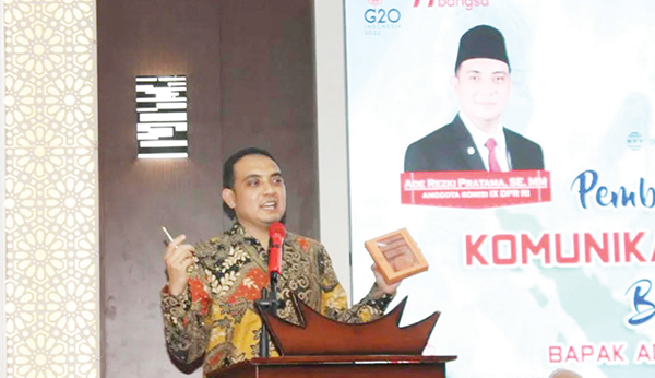 PEMBERDAYAAN MASYARAKAT— Anggota DPR RI, Ade Rezki Pratama menjadi pembicara dalam kegiatan pemberdayaan masyarakat melalui komunikasi informasi dan edukasi yang diikuti ratusan warga Kota Bukittinggi di Rumah Dinas Wali Kota, Kamis (8/6).