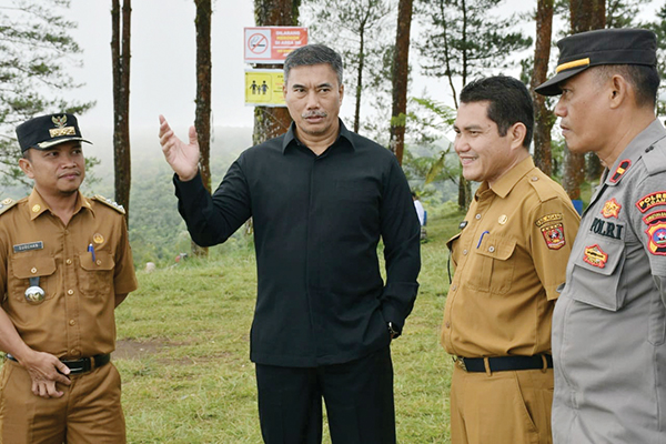 PENINJAUAN— Lembaga Ketahanan Nasional (Lemhanas) dan beberapa negara sahabat melakukan Peninjauan Obyek Penting (POP) ke Puncak Lawang, Kecamatan Matur, Kabupaten Agam, Selasa (6/6).