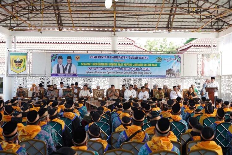 PELEPASAN JEMAAH— Bupati Tanahdatar Eka Putyra melepas rombongan calon jamaah haji Tanahdatar yang akan berangkat menuju Embarkasi Padang.