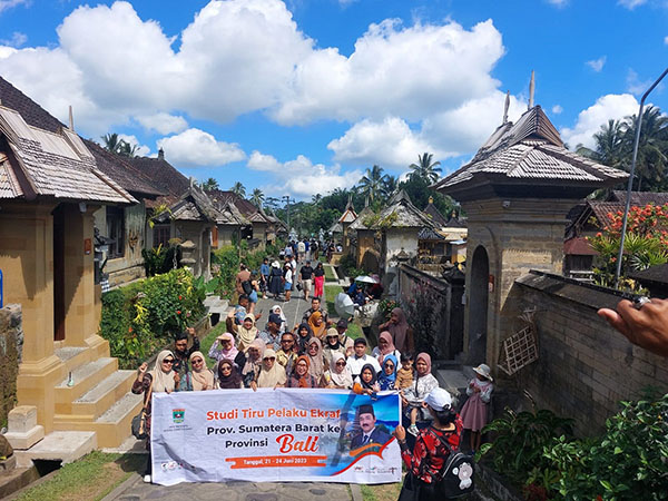 Libatkan Anak Muda, Desa Wisata Penglipuran Makin Berkembang 1 STUDI TIRU—Anggota DPRD Sumbar Ismunandi Sofyan dan Kabid Destinasi dan Industri Pariwisata Dinas Pariwisata Sumbar Doni Hendra bersama 43 Pelaku Ekraf Sumbar studi tiru ke Desa Penglipuran di Bali, Kamis (22/6).