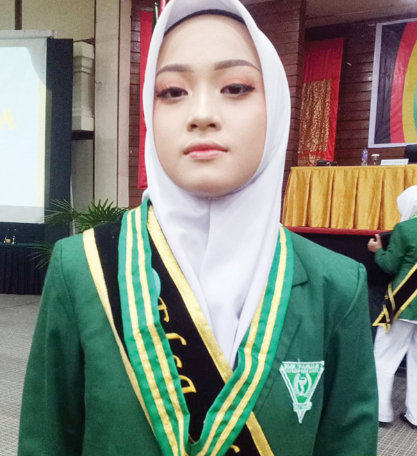 Lulusan Terbaik III SMK Farmasi Imam Bonjol, Elsa Yulia Putri Jadi Anak Asuh Bupati Agam 1 ANAK ASUH— Bupati Agam, Dr H Andri Warman mengangkat Elsa Yulia Putri, siswi SMK Farmasi Imam Bonjol Bukittinggi asal Kabupaten Agam sebagai anak asuh.