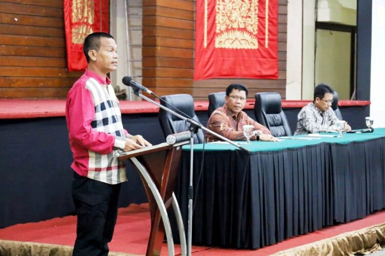 SAMBUTAN—Wali Kota Pariaman H Genius Umar memberikan sambutan membuka pelatihan maturasi penyelenggaraan Sistem Pengendalian Intern Pemerintah (SPIP) terintegrasi.