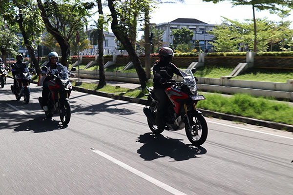 Menara Agung Berbagi Tips #Cari_Aman Berkendara saat Pulang Kampung 1 CARI AMAN—Menara Agung mengajak pengendara sepeda motor menggunakan pelindung diri saat perjalanan jauh.