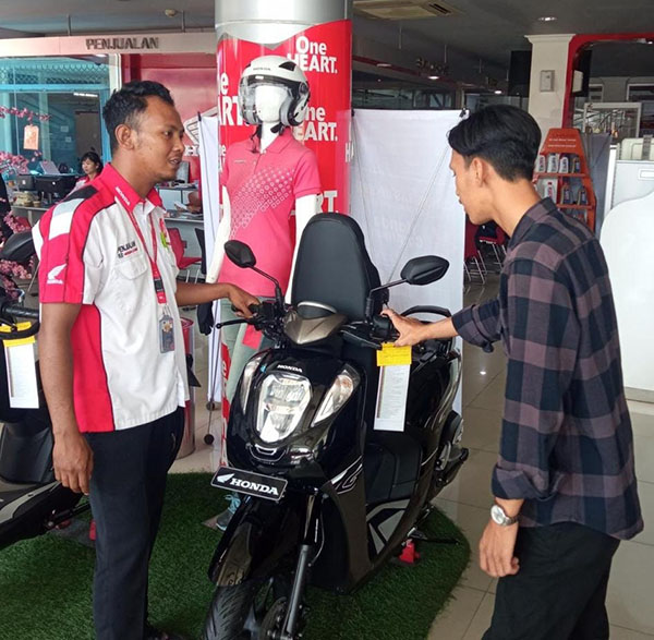 Promo Juni Untung Menara Agung, Honda Genio Diskon Rp 440 Ribu 1 LAYANI KONSUMEN— Sales marketing PT Menara Agung melayani konsumen yang melakukan pembelian Honda Genio.