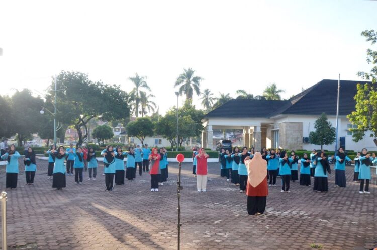 Meriahkan HLUN, Ketua LKKS dan PWRI Agam Gelar Senam Lansia 1 SENAM LANSIA— Ketua LKKS Kabupaten Agam, Ny Yenni Andri Warman ikuti Senam Lansia bersama 50 orang anggota pengurus cabang II PWRI Agam di halaman Balairung Rumah Dinas Bupati Agam, Padang Baru, Lubuk Basung, Sabtu (10/6).