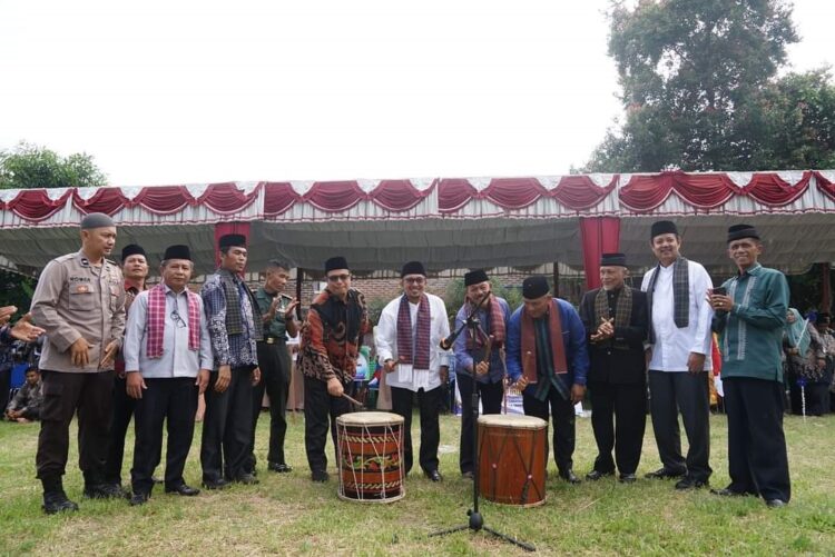 MTQ Motivasi dan Generasi Muda Cinta Al Quran 1 PEMBUKAAN MTQ—Bupati Eka Putra memukul bedug tanda dibukanya MTQ Pariangan.